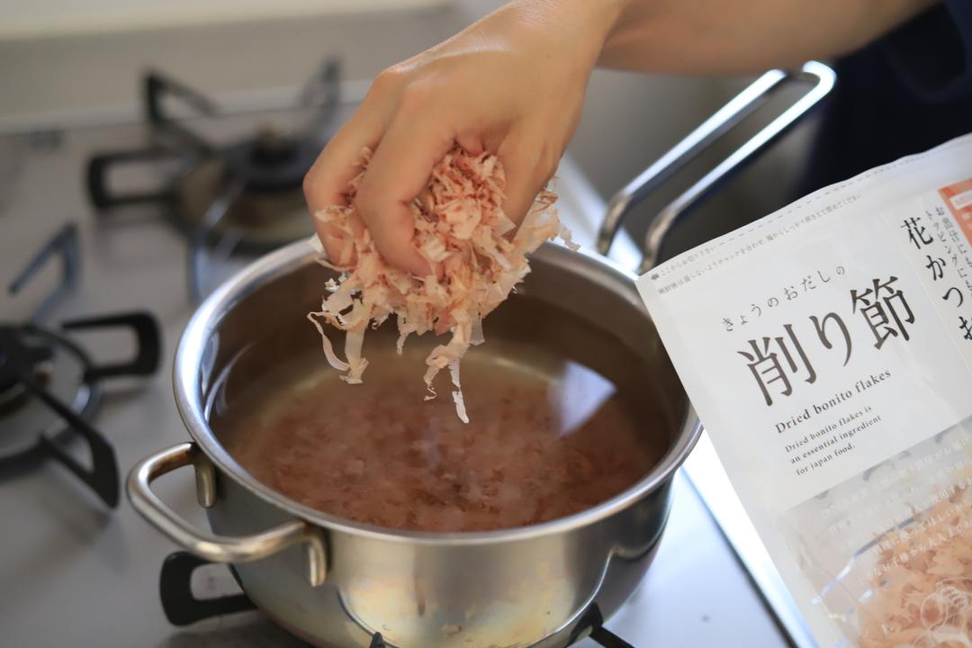 お出汁にもトッピングにも使える花かつお 50g 鰹節を一本ずつ直火で丁寧に焼き上げた後、繊細に薄削りした花かつおの商品画像0b6a5fa8-9100-4bd4-aaa8-9b4cb9e3fe3c