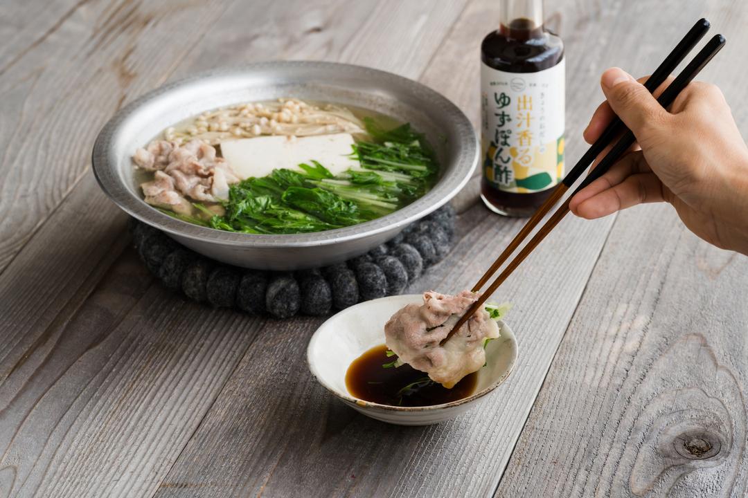 出汁香るゆずぽん酢 200ml お出汁の深いコクとうま味、香り高い柚子の風味が料理全体に広がる、上品で爽やかなゆずポン酢の商品画像30e343a3-d471-4c76-96a8-40793f8877a2