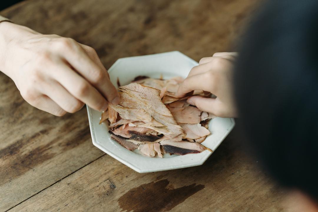 かつおスライス 30g 鰹を和風醤油味の特製タレに漬け込み、薄く削りました。 お子様のおやつ、大人のおつまみにもピッタリの商品画像3784b87d-03ae-4cfc-a382-2568bdf75d3a