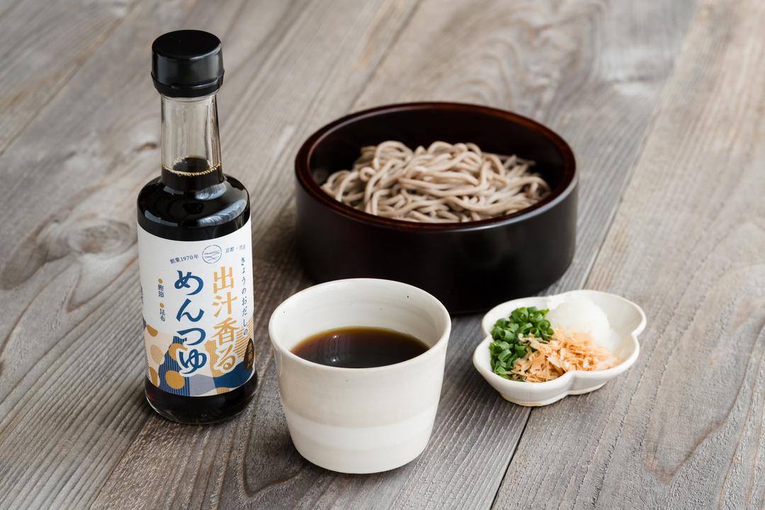 出汁香るめんつゆ 200ml 鹿児島県産の鰹節をたっぷり使用し、濃厚で力強い出汁の旨味がしっかりと感じられる味わいの商品画像59206bb3-da4f-4e39-9ddc-2441585abfe5