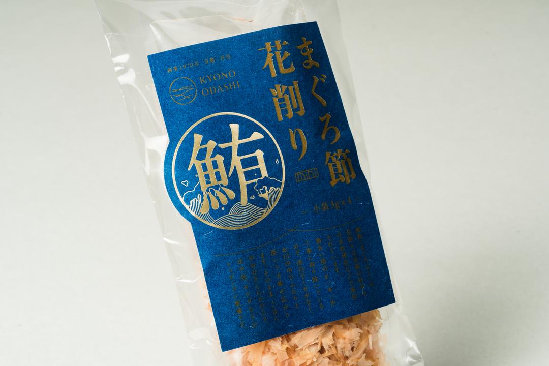 まぐろ節花削りmini 12g(3g×4袋) 血合い部分を一本一本丁寧に取り除いているので、淡泊でくせがなく、お口の中でふわりと深いうま味が広がりますの商品画像592c1bfc-5e86-4f87-bc38-ddc9d0d589e0