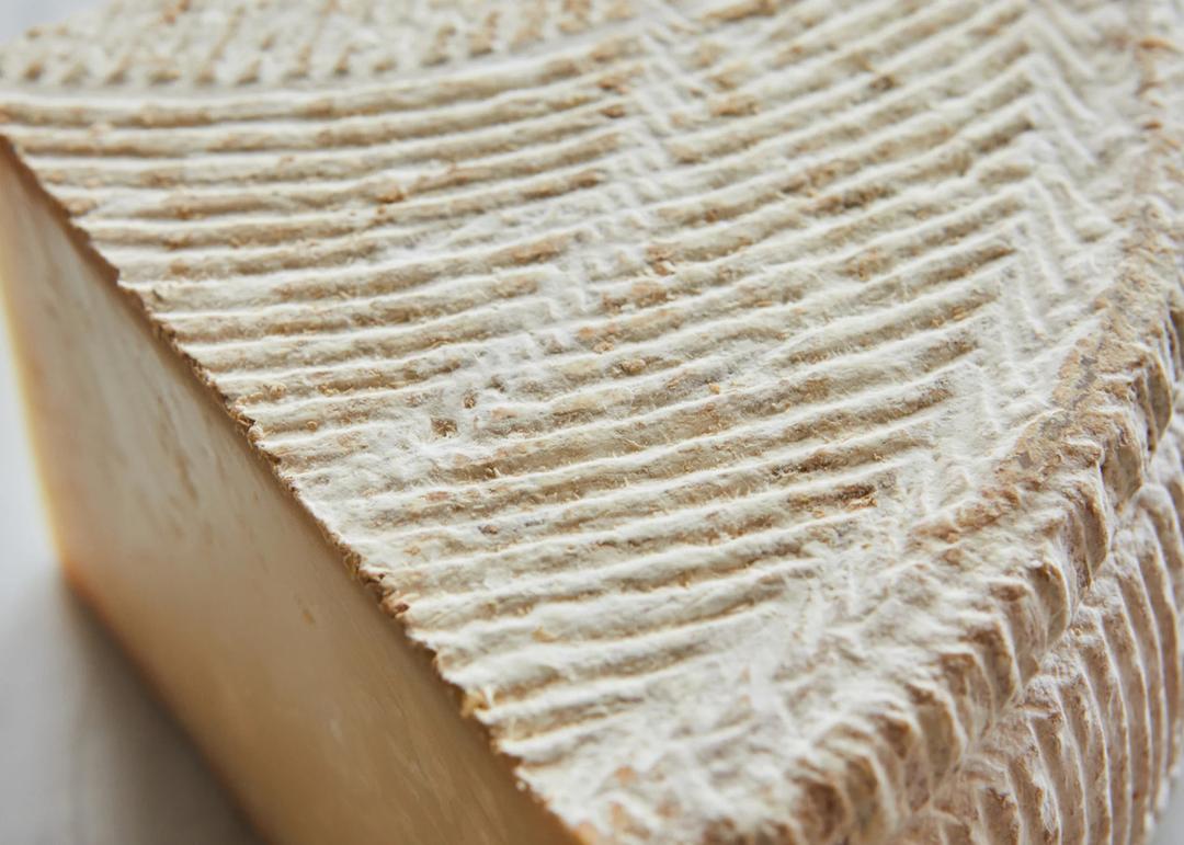 東京セミハードチーズ(100g)の商品画像62256d77-36c8-46f6-89b6-a6f9c905ee00