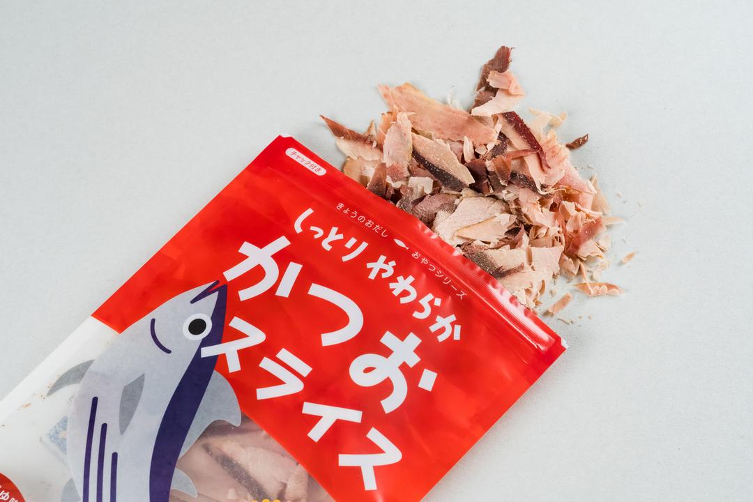 かつおスライス 30g 鰹を和風醤油味の特製タレに漬け込み、薄く削りました。 お子様のおやつ、大人のおつまみにもピッタリの商品画像63f91ce1-6b15-49b8-997b-1afd77e78efe