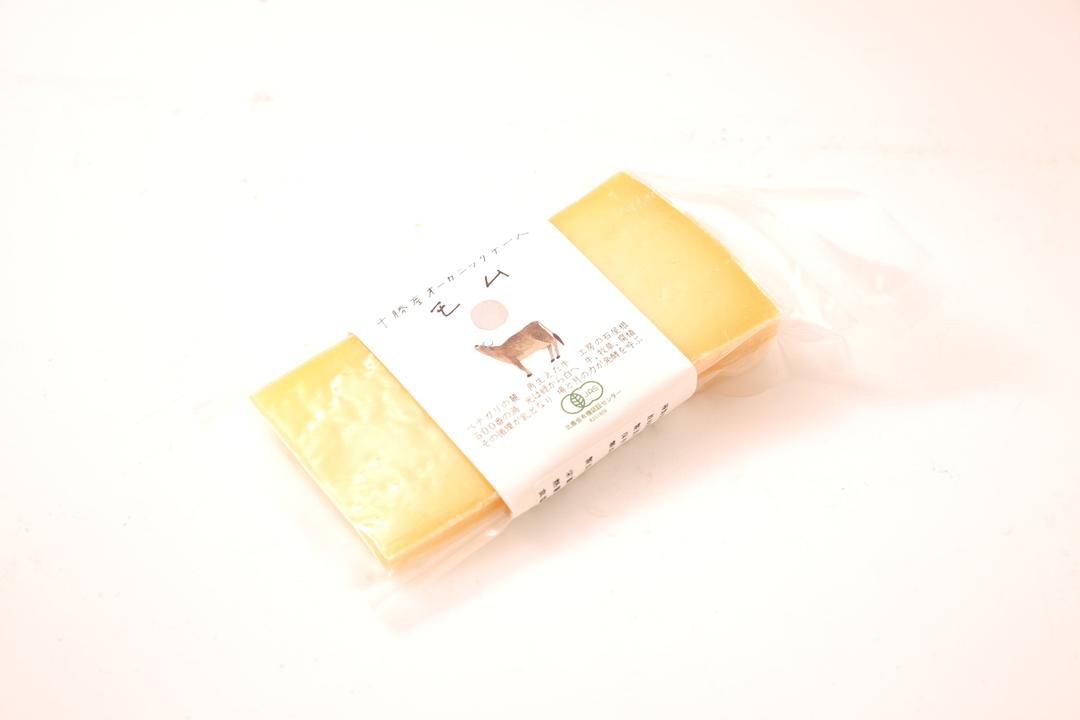 バイオダイナミックファームトカプチ オーガニックチーズ モム 100gの商品画像7397a738-2c2b-4364-ad8f-82507b127f1e