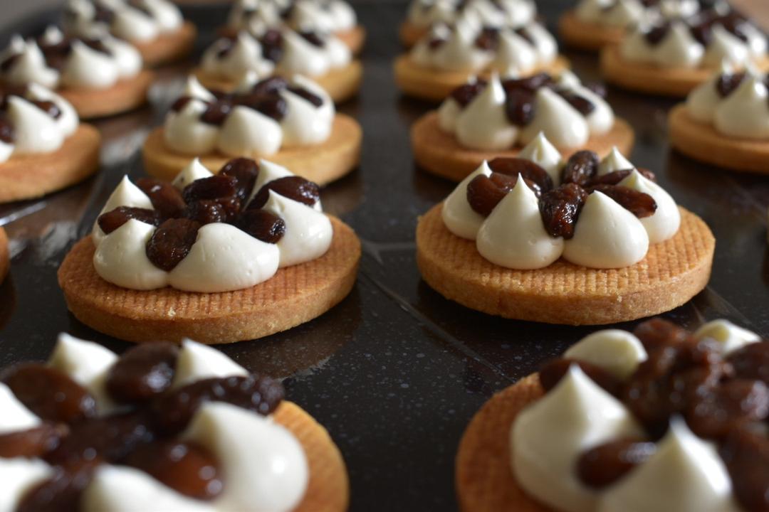 ラムレーズンバターサンドの商品画像7a80b850-26f6-424c-91eb-795ff4fef8c4