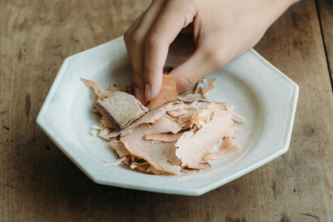 かつおチップス 40g 鰹を和風醤油味の特製タレに漬け込み、薄く削りました。 お子様のおやつ、大人のおつまみにもピッタリの商品画像94de5154-6b81-4d3f-b3ce-449177c5c74a