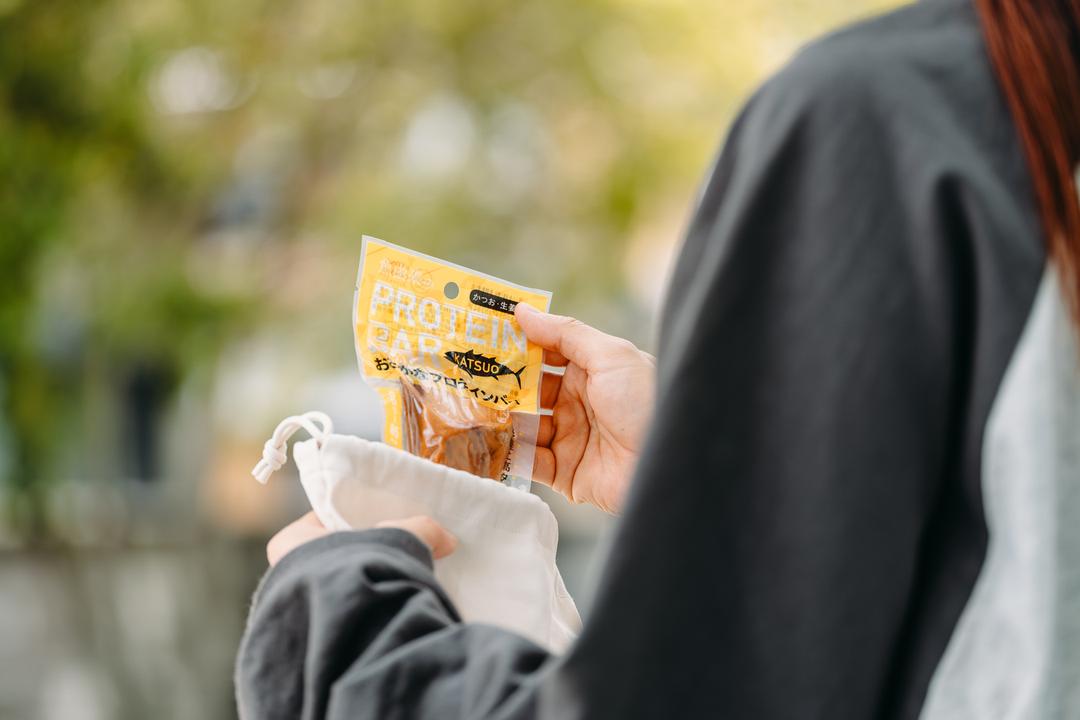 おさかなプロテインバー50g(生姜味) 運動後の補食や間食にの商品画像995cbaf7-408c-4c64-bd4d-0c65a80d591c