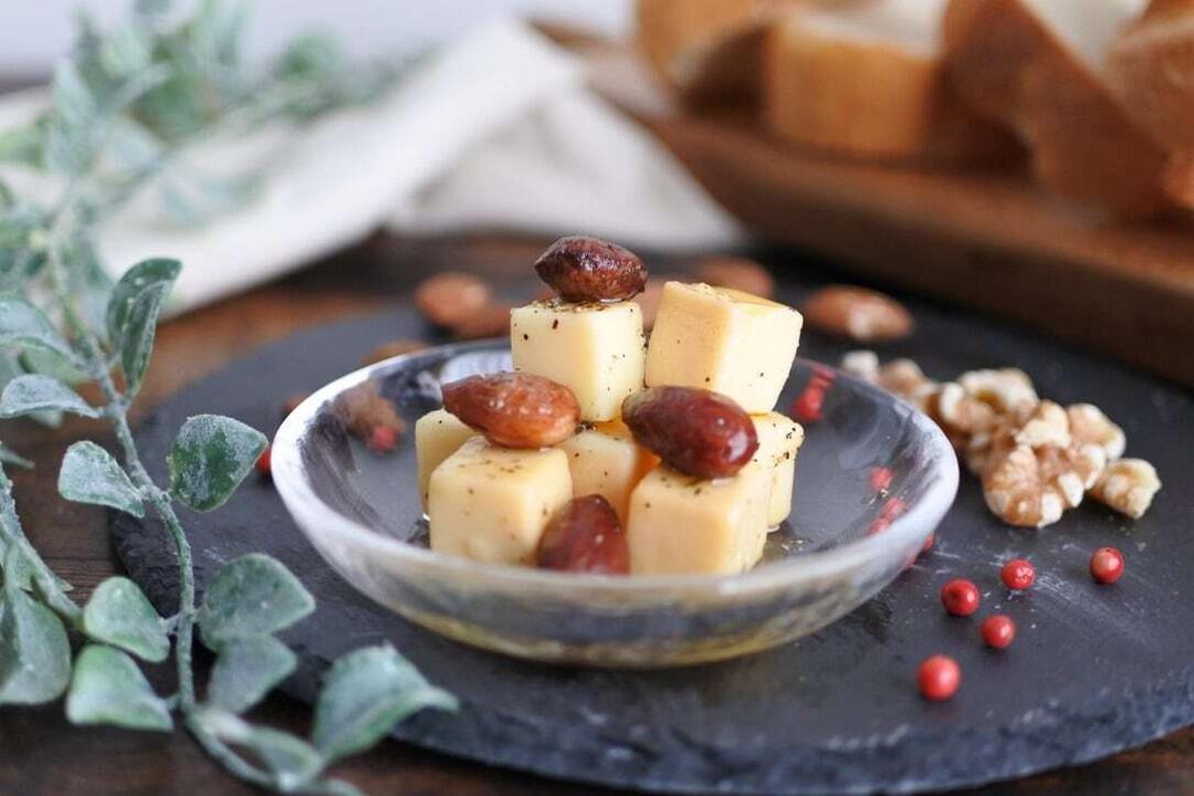 ごろっとうまみ チーズのオイル漬<燻製&ナッツ> 100gの商品画像d52e875d-9065-4b4d-87e2-813b6953650f