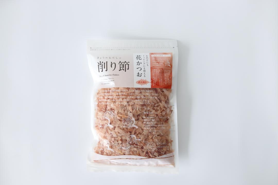 お出汁にもトッピングにも使える花かつお 50g 鰹節を一本ずつ直火で丁寧に焼き上げた後、繊細に薄削りした花かつおの商品画像f0c48ef4-1842-4410-a779-c449b55b7995